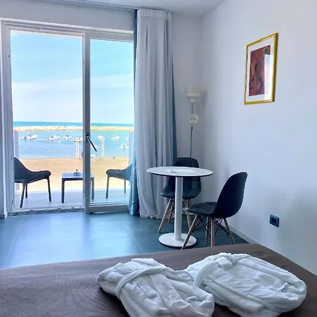Marina Bay Suites 4*