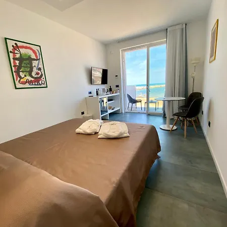 Marina Bay Suites Bed & Breakfast 4*